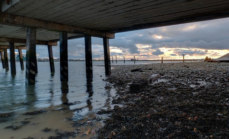 FUJIFILM X-E2 16mm f8.0 Under Langstone Bridge