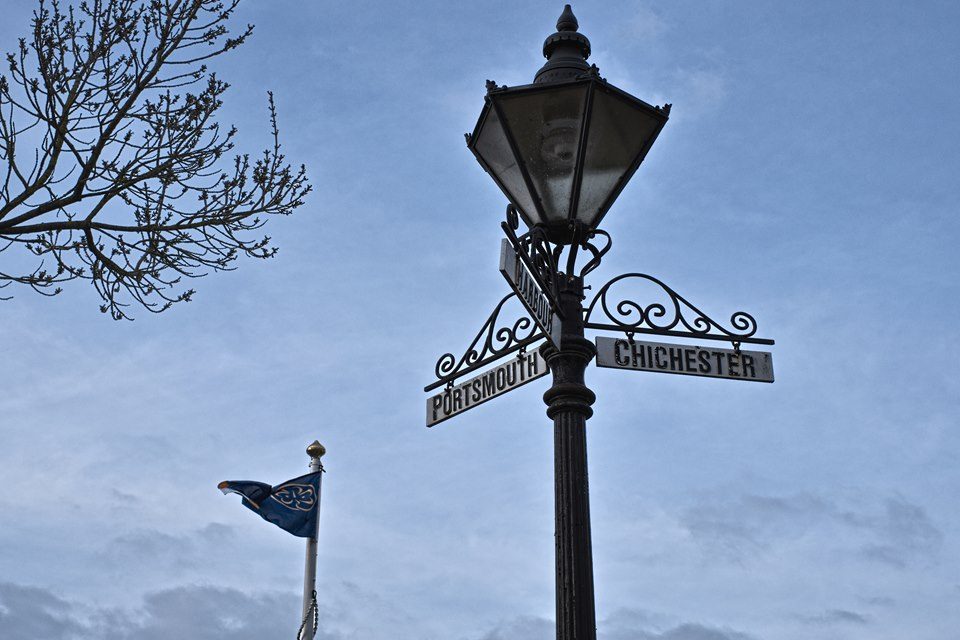 FUJIFILM X-E2 35.0 mm f8.0 1/210s Sign Post in the centre of Emsworth