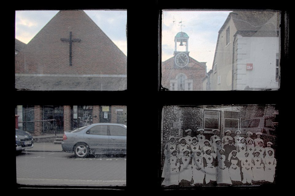 FUJIFILM X-E2 18.0 mm f5.6 1/160s Windows in the Emsworth Square bus-stop