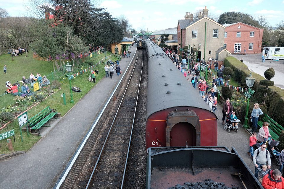 FUJIFILM X-E2 18.0 mm f4.0 1/450s Ropley Station